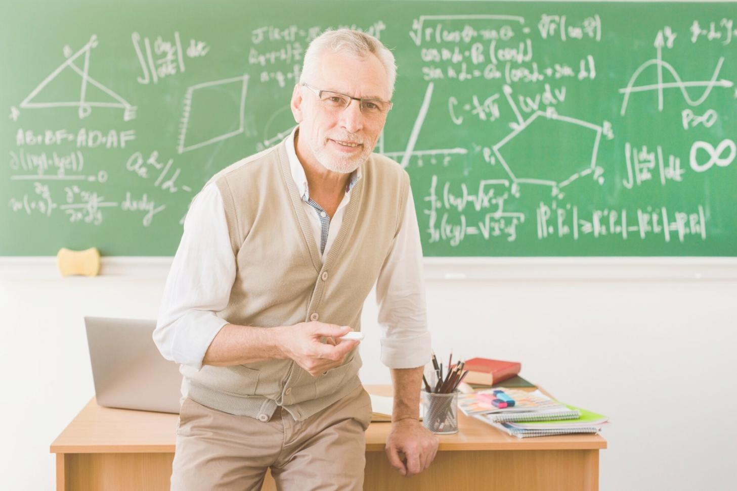 Grupo de personas colaborando en un ambiente de aprendizaje profesional